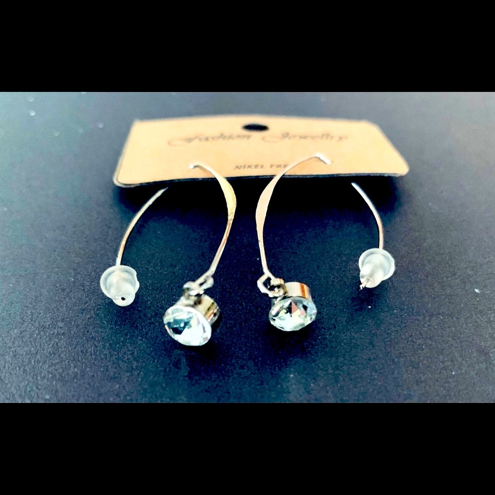 NWT shiny large single stone dangle ear rings nikel free silver tone metal